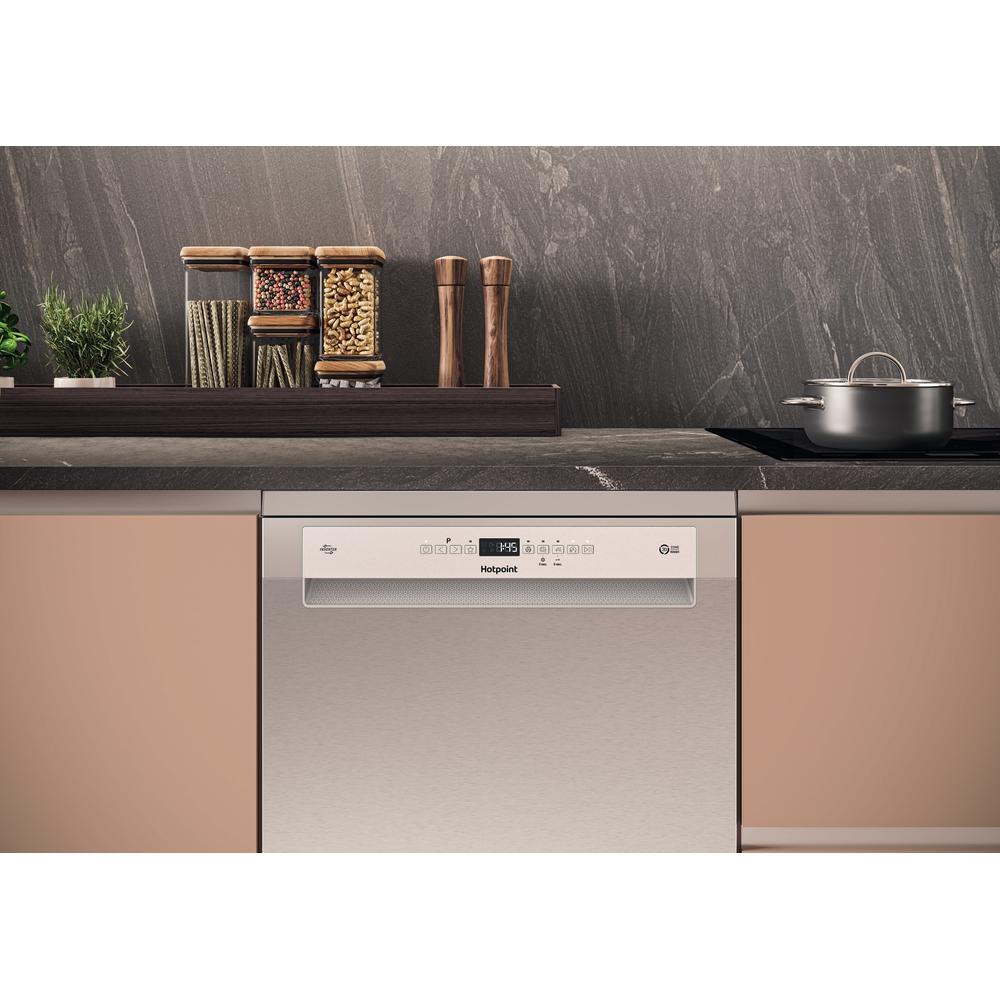Hotpoint H7FHP43XUK Maxi Space Full-Size Freestanding Dishwasher – 15-Place, 9.5 L Water Use, 10 Programmes, Stainless Steel